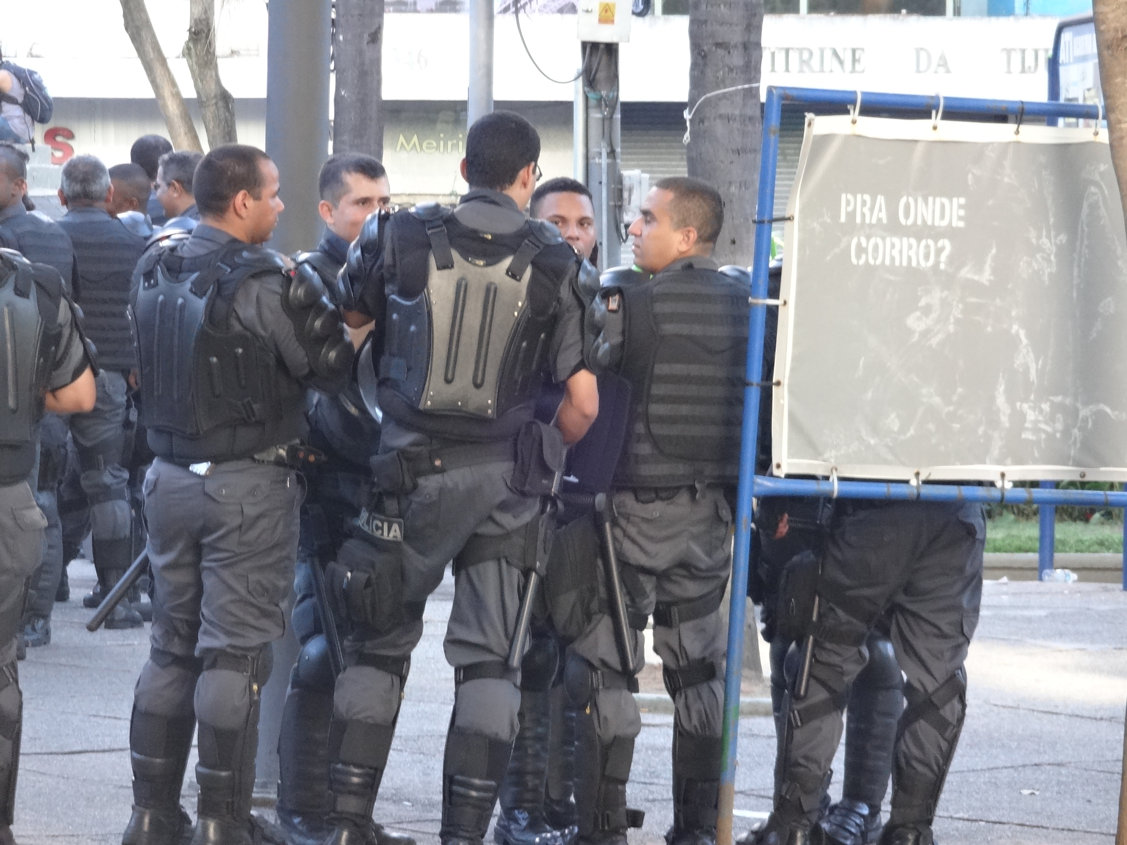 Está proibido protestar!