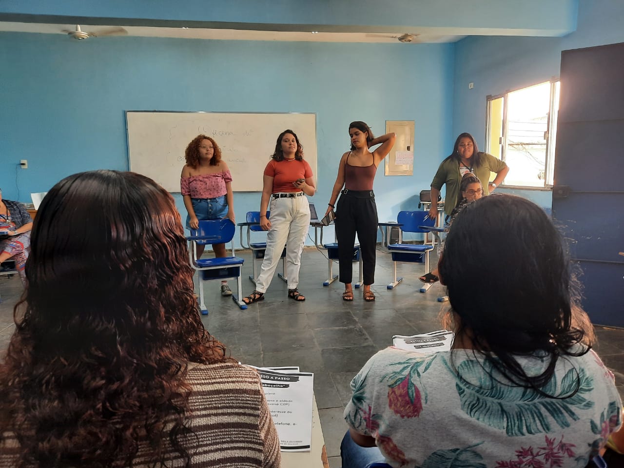 Oficina de currículo no CEASM orienta moradoras