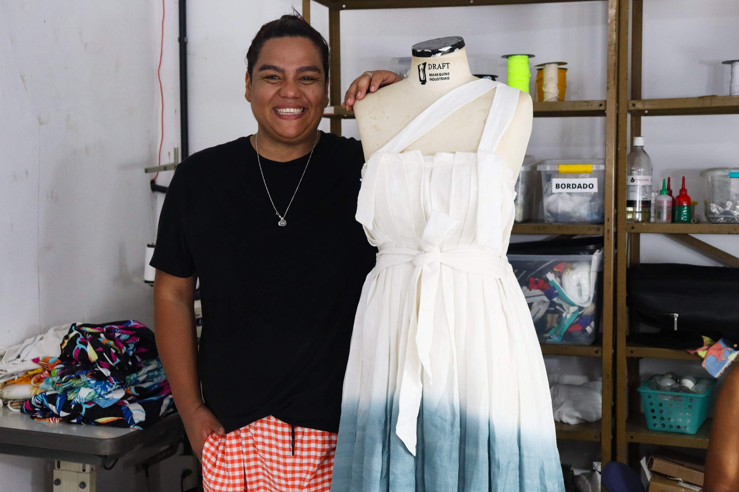 Estilista Betto Gomes, da Vila do João, lança coleção sobre pescadores da Maré