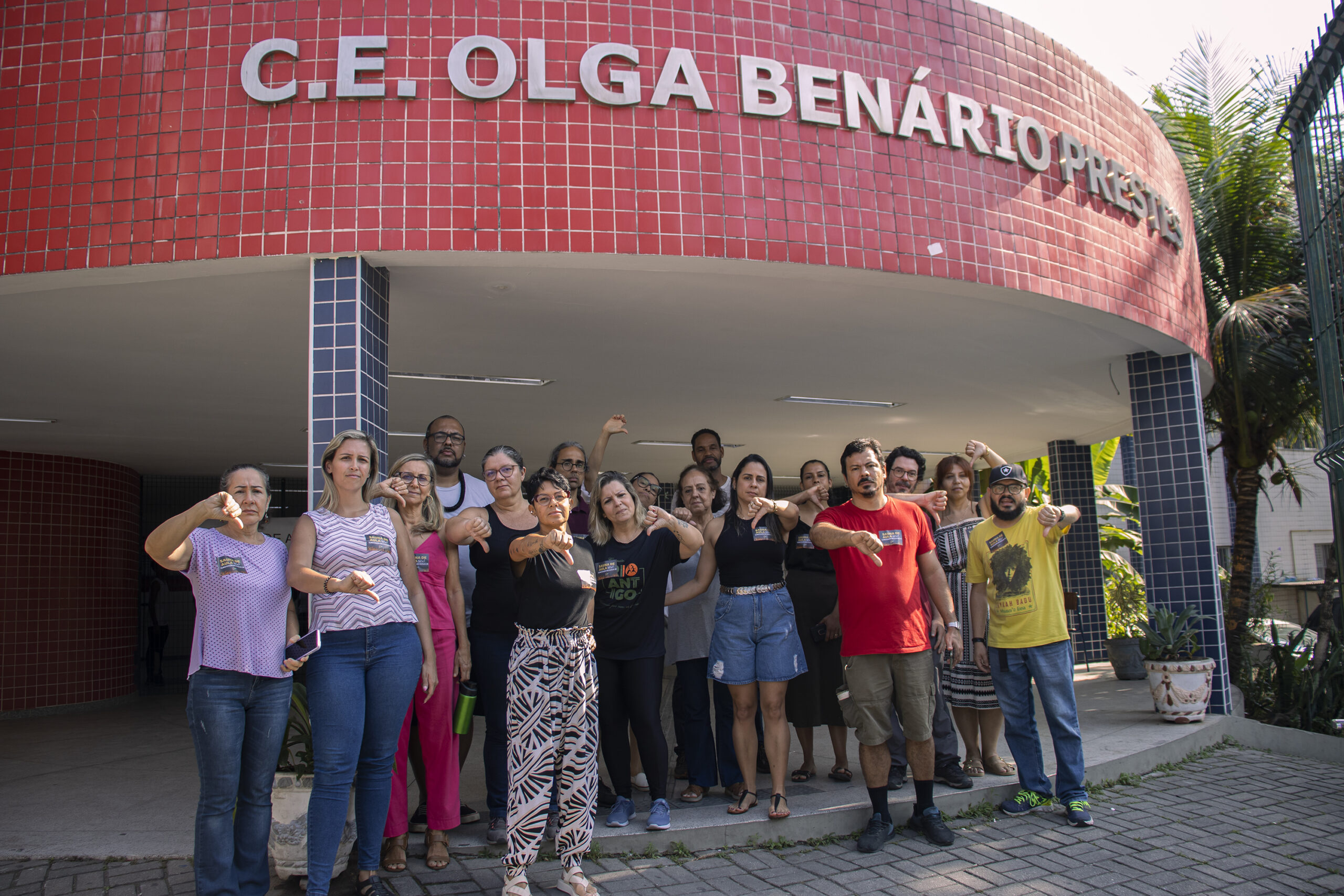 Professores do C.E. Olga Benário protestam contra calor na sala de aula