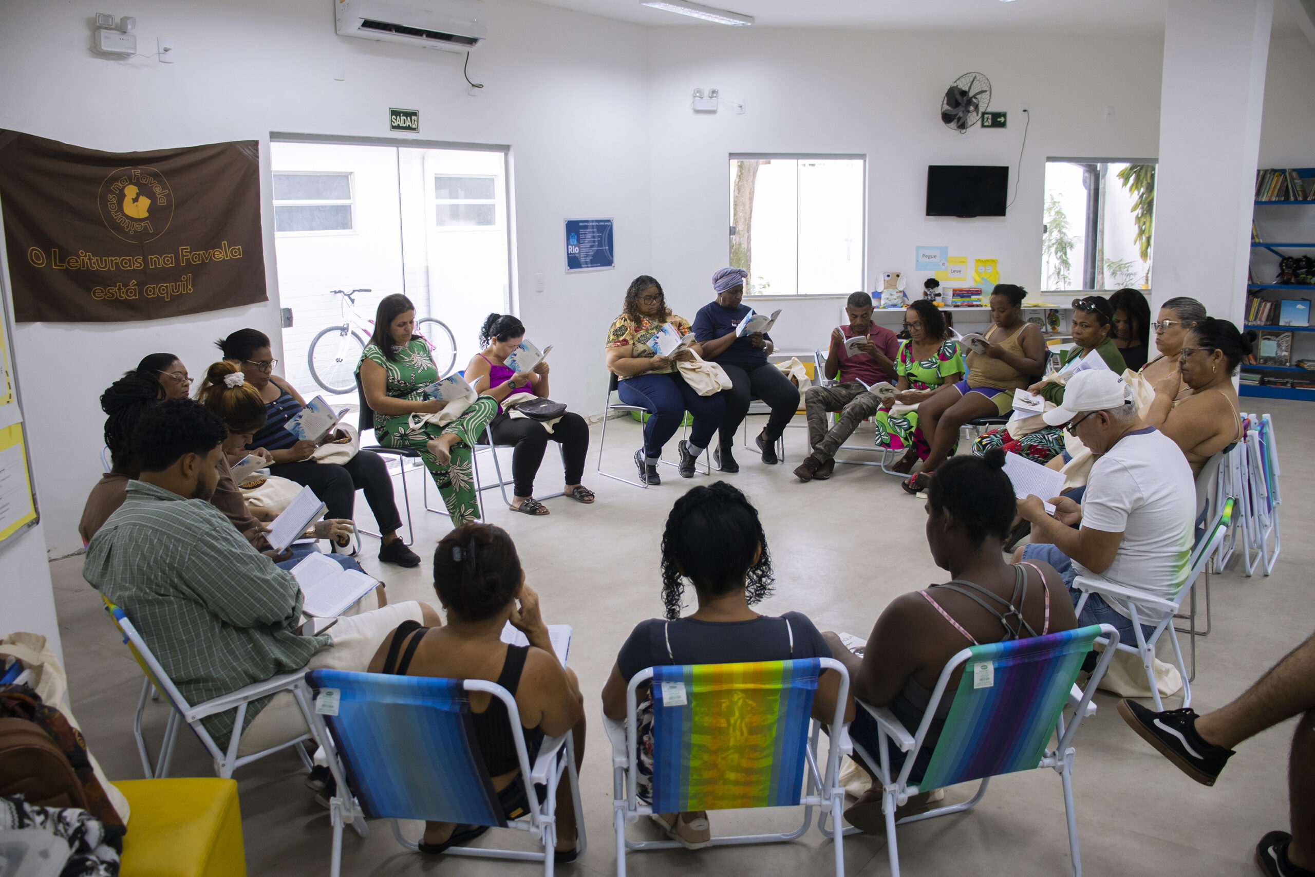 O primeiro livro da vida: projeto une estudantes de EJA para leitura compartilhada