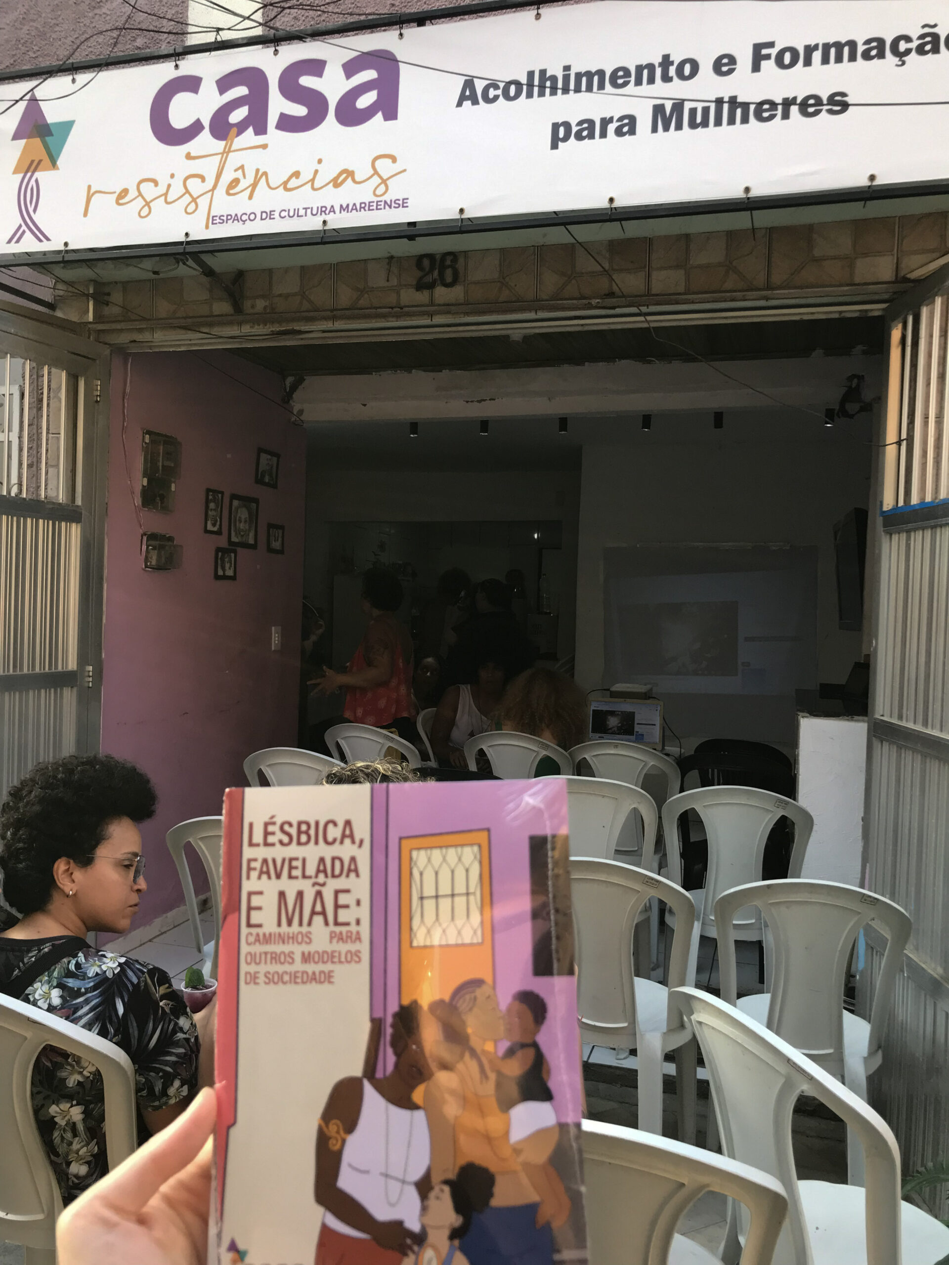 Grupo de lésbicas da Maré lança cartilha sobre formas de maternidade