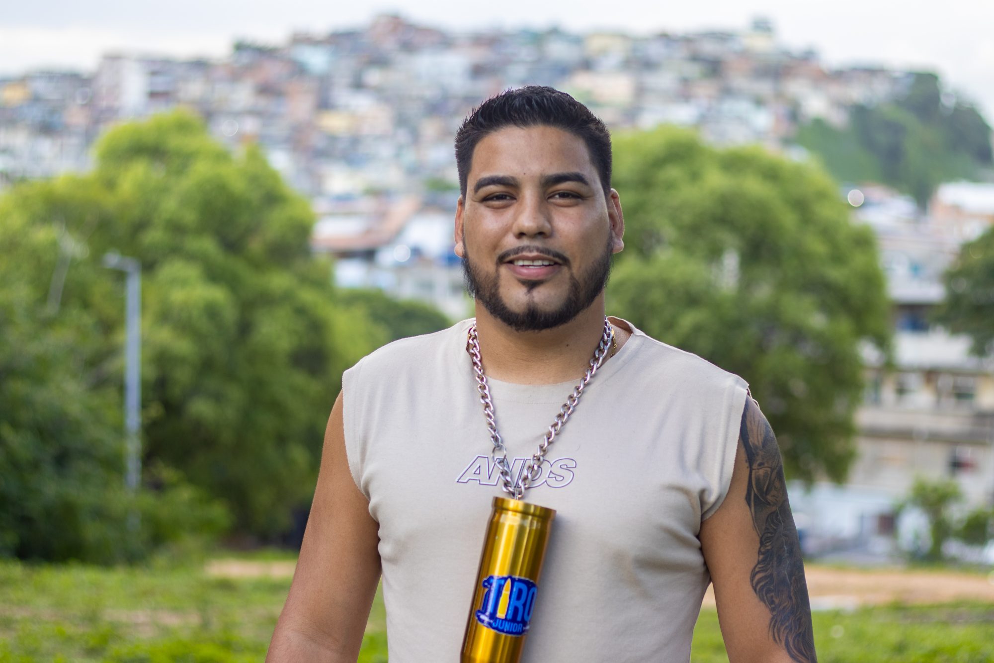 JEAN LACROT: o comediante por trás do personagem Tiro Júnior