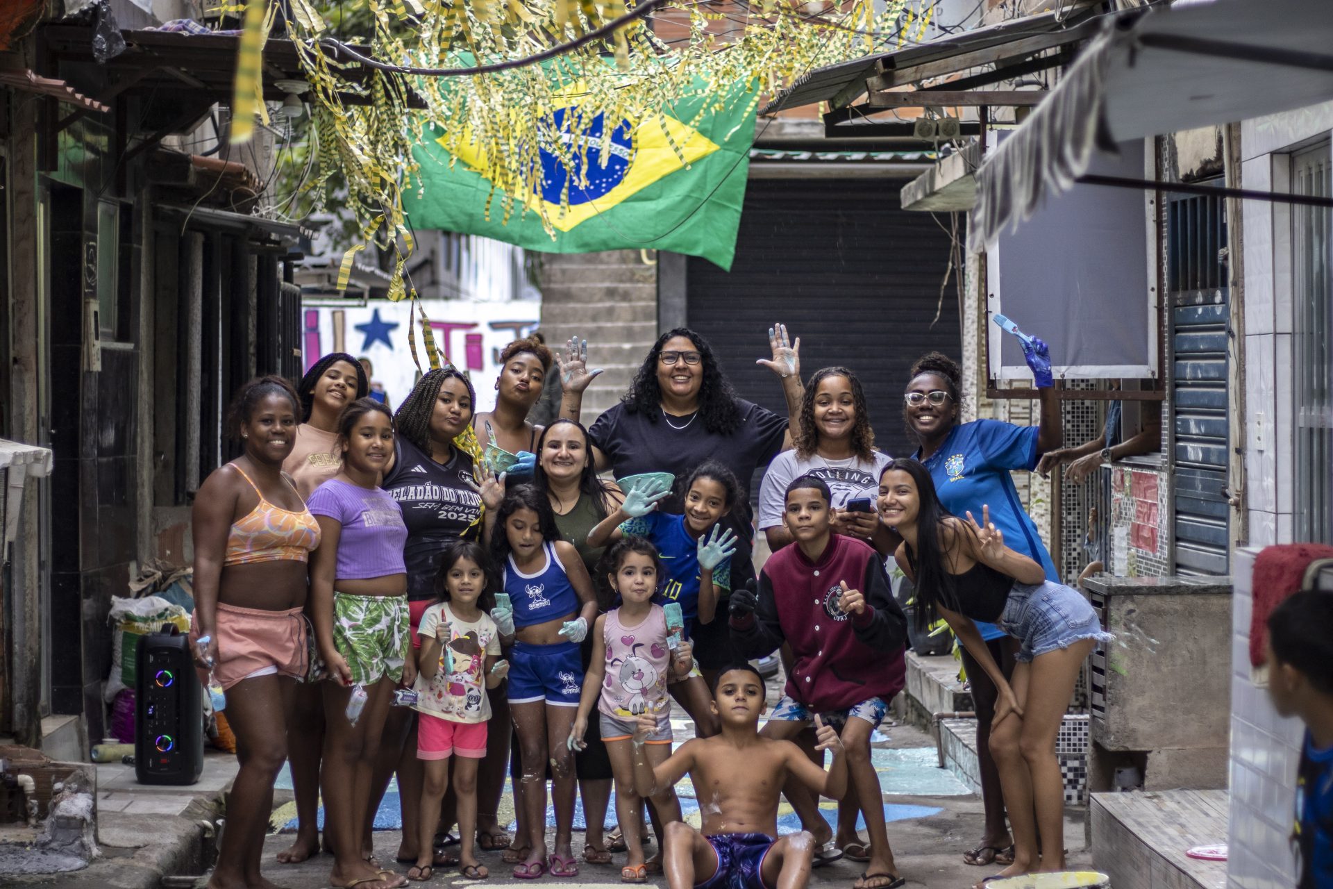Vai, Brasil! Ruas da favela entram no clima da Copa